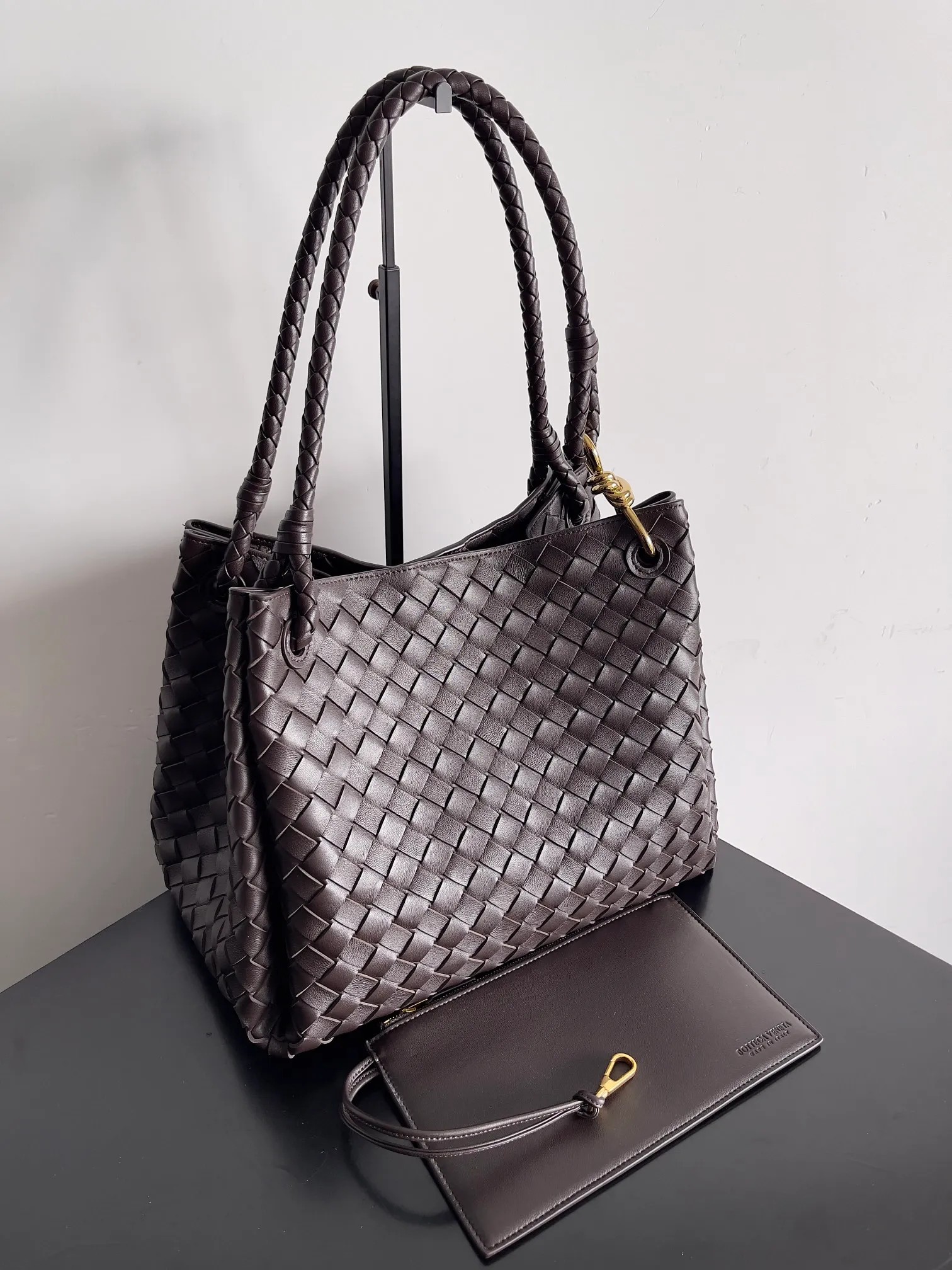 Batch 2660 24 early autumn new model Andiamo Parachute is made of a whole piece of woven leather. It is processed by folding stitching at the four corners. # Craftsmanship and creativity. The large size is atmospheric and practical. One of the must-selects for BV. It has a large space, can hold a computer, the shoulder strap is thick, and the upper shoulder is very comfortable. The large parachute can be carried on the body and can be carried on the body. The upper body is versatile and cute☺️ Style number: 796571 Size: 30*26*20cm